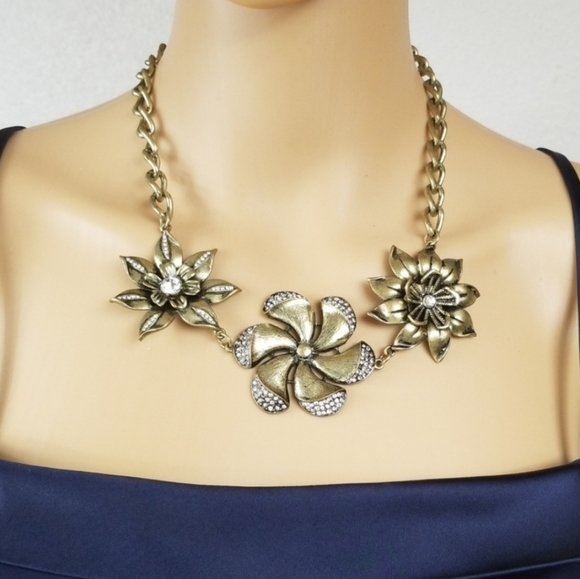 Charming Charlie chuncky Gold flower necklace - Picture 2 of 6